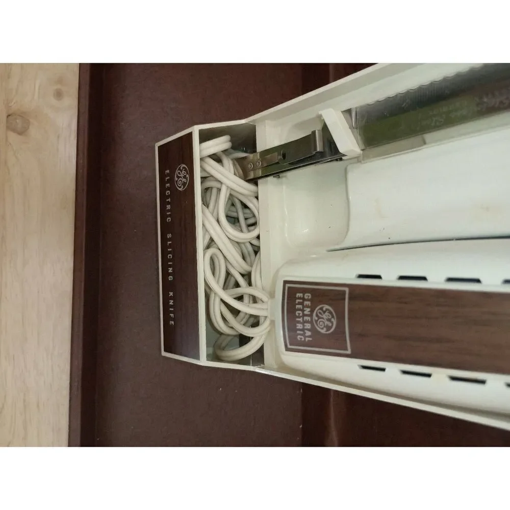 Vintage general electric, G.E electric carving knife in case. Tested, works
